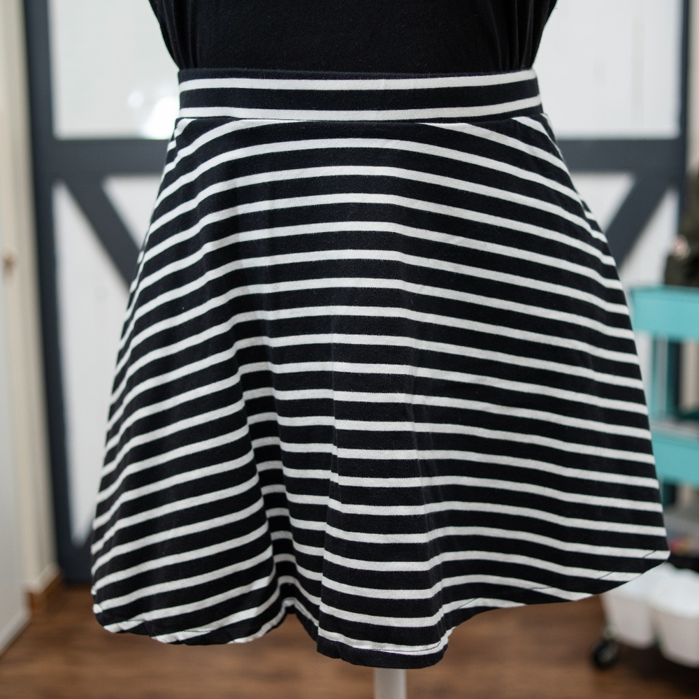 ⚡️ Cute Black & White Striped Circle Skater Skirt